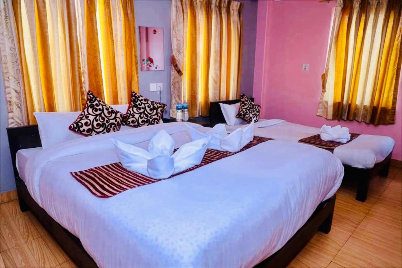 Hotel Donosti Pokhara Kültér fotó