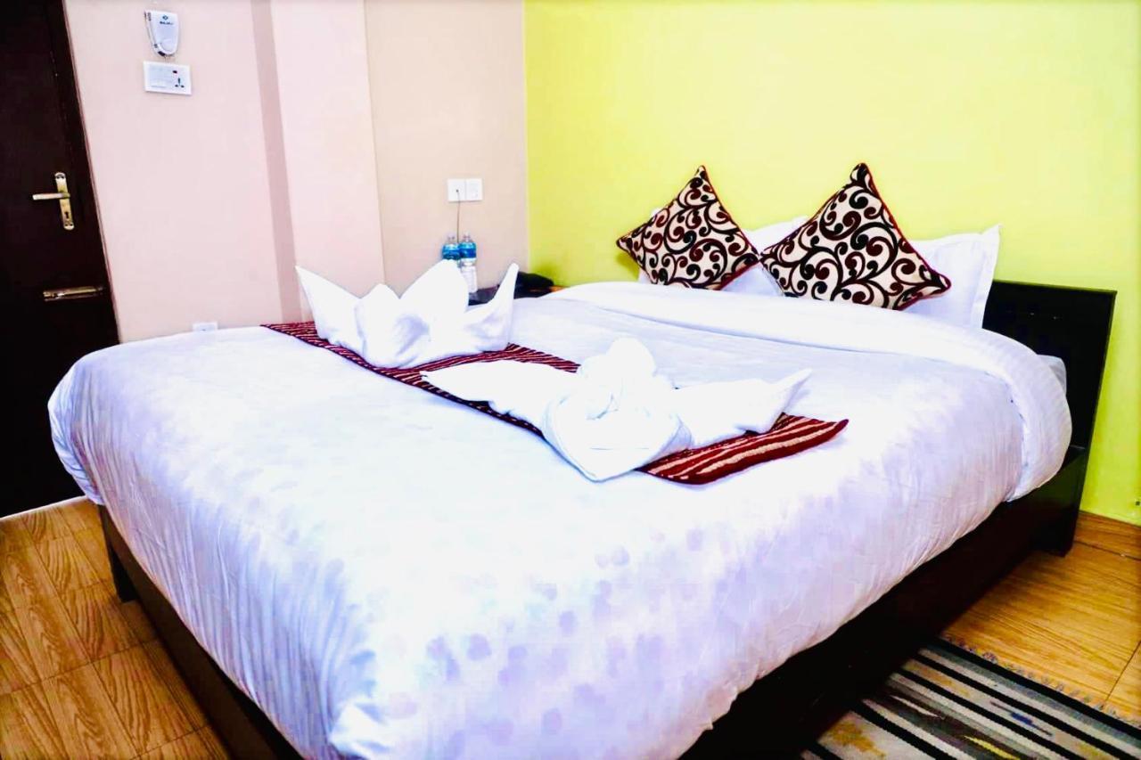 Hotel Donosti Pokhara Kültér fotó