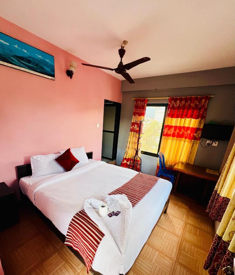 Hotel Donosti Pokhara Kültér fotó