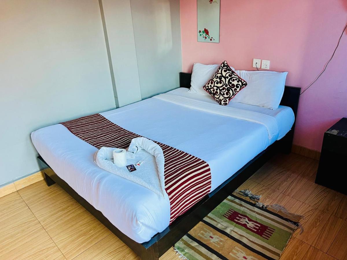 Hotel Donosti Pokhara Kültér fotó