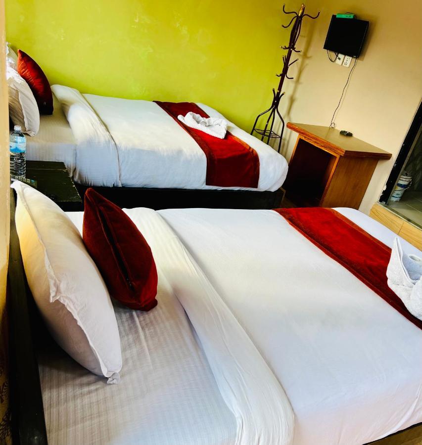 Hotel Donosti Pokhara Kültér fotó
