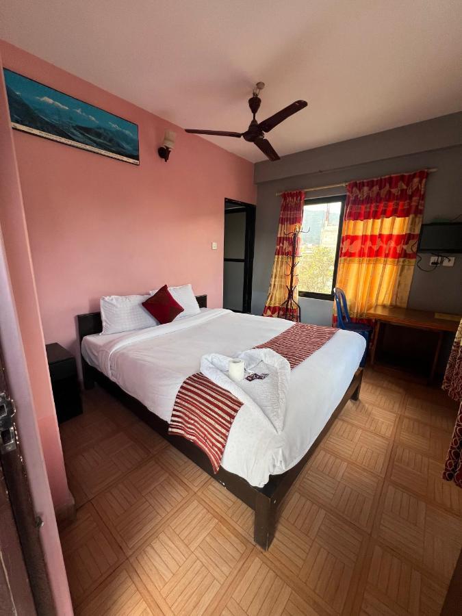 Hotel Donosti Pokhara Kültér fotó