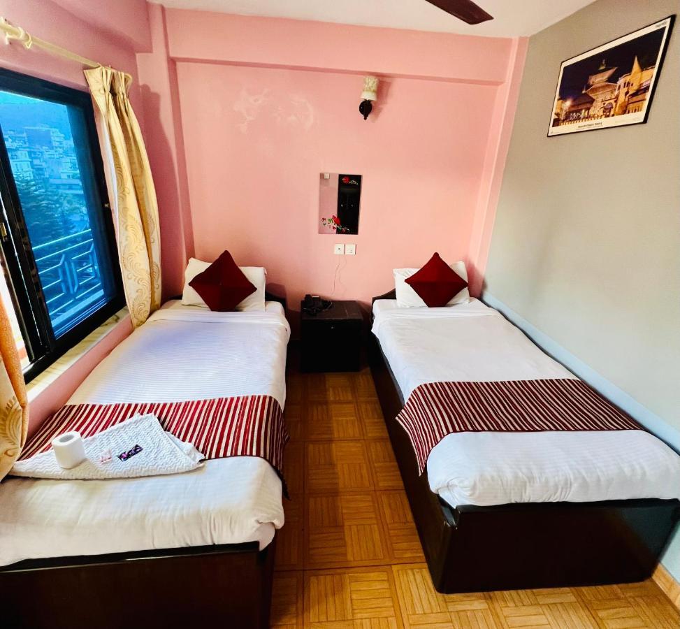Hotel Donosti Pokhara Kültér fotó