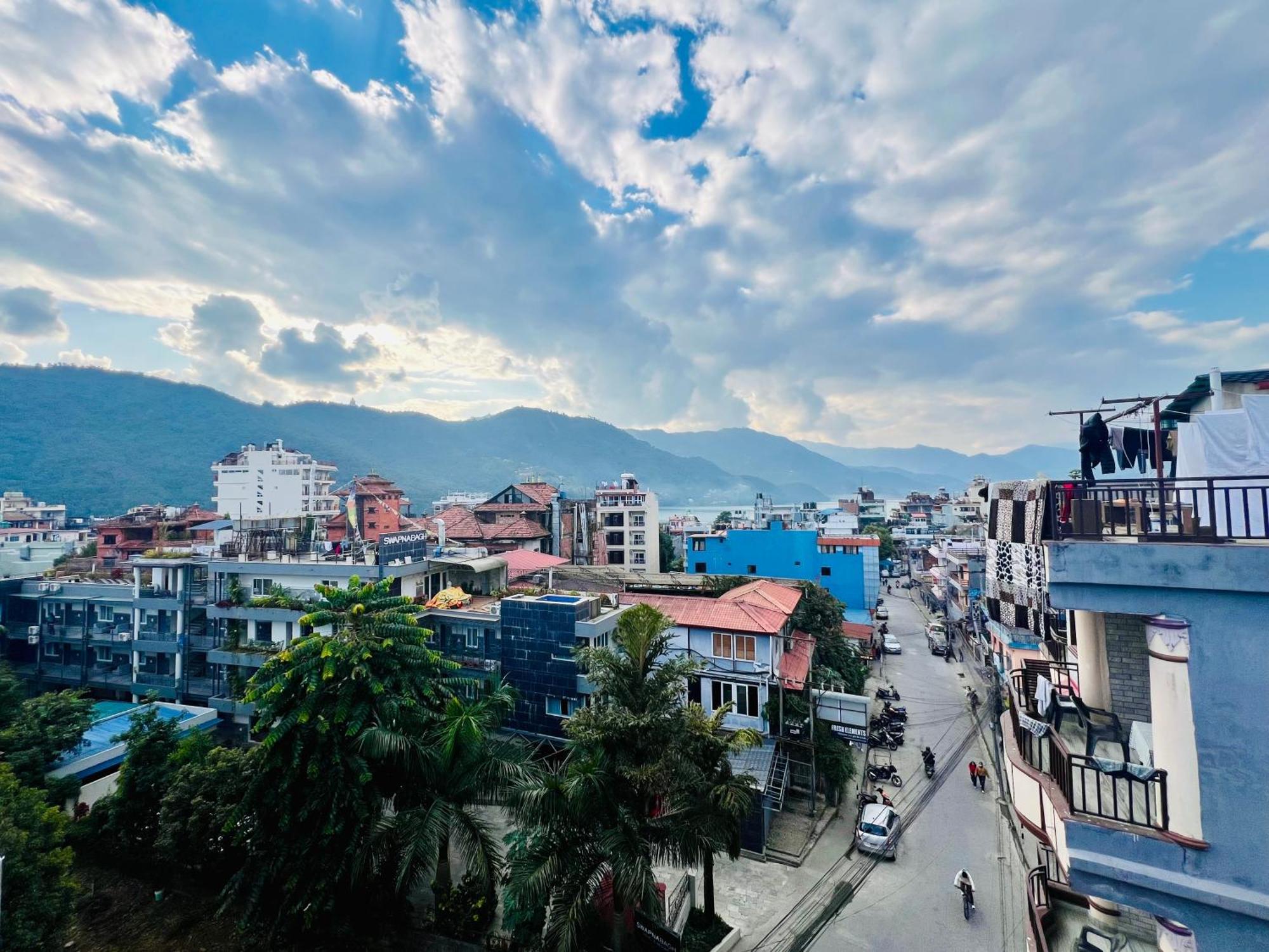 Hotel Donosti Pokhara Kültér fotó